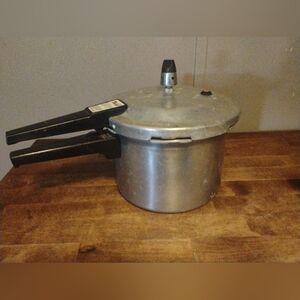 Maitres Vintage 4.5 Qt Aluminum Pressure Cooker With Lid